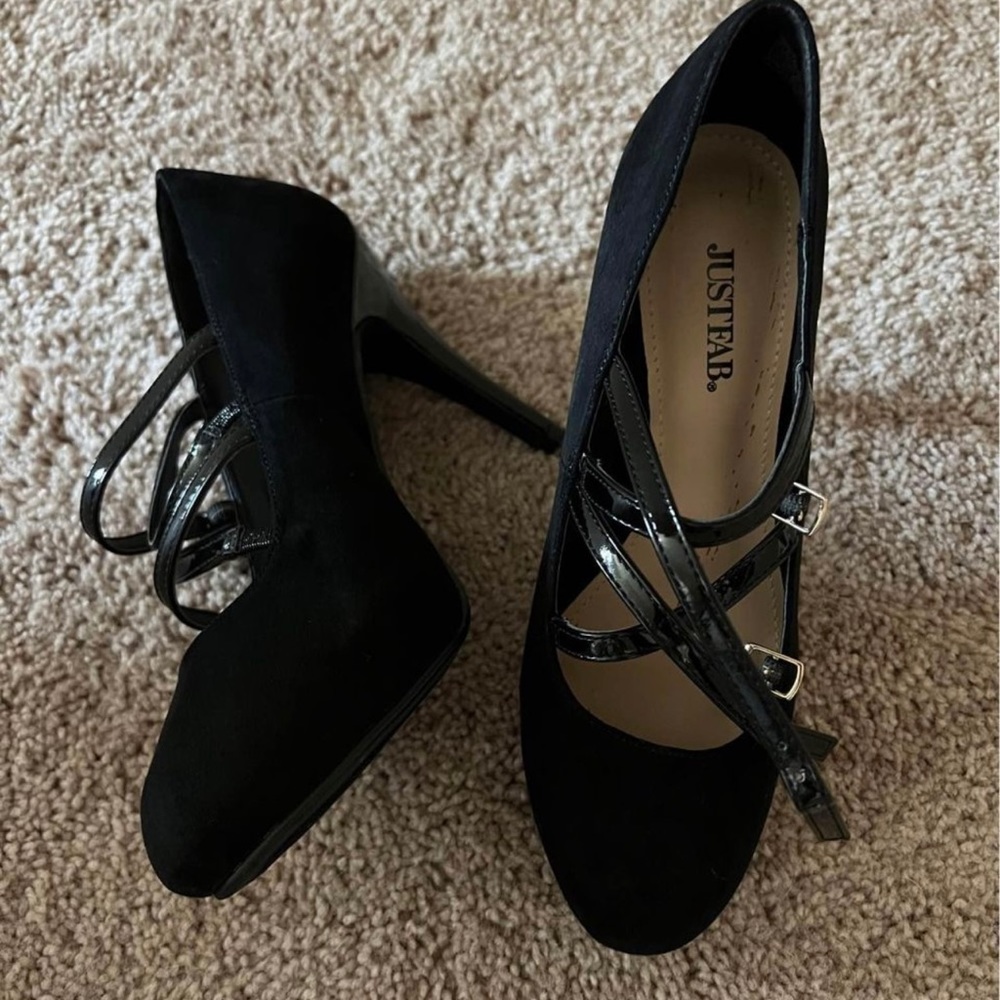 Brand new velvet stewpot high heels